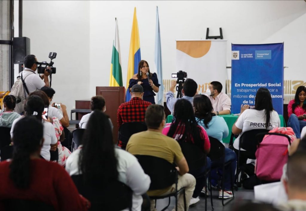 La directora de Prosperidad Social, Susana Correa Borrero, acompañó las preinscripciones al programa Tiendas para la Gente, que invierte 8.955 millones de pesos en Valle del Cauca