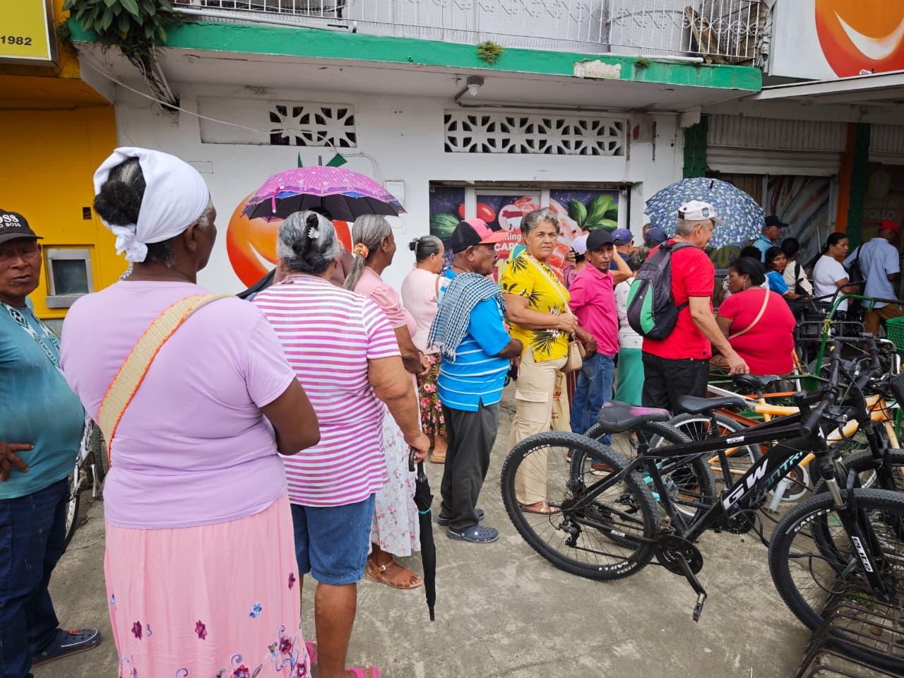 Fila en el operador para transferencia CM Chigorodó,Urabá