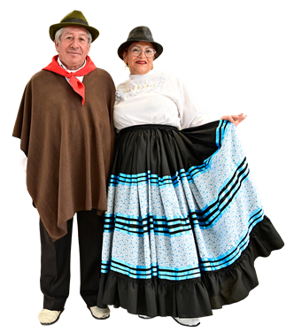Una pareja de ancianos con vestimenta tradicional, el hombre con poncho marrón y sombrero verde, y la mujer con falda larga y blusa bordada.